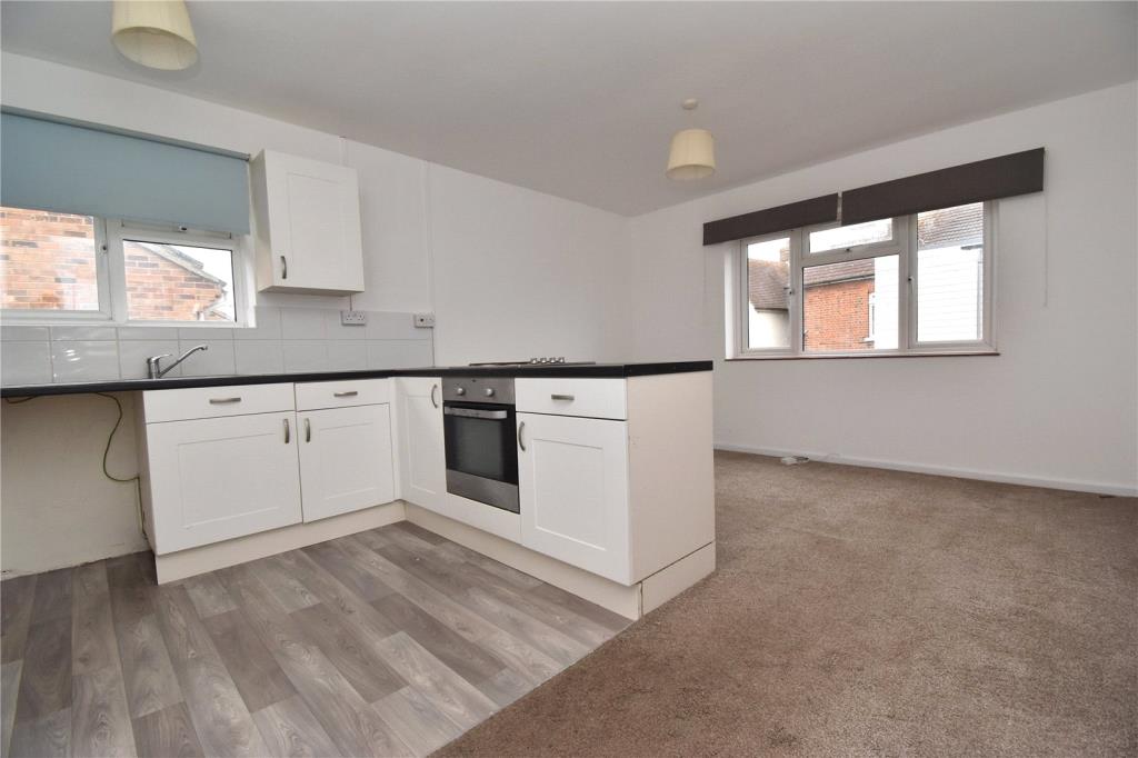 Lot: 113 - RESIDENTIAL INVESTMENT COMPRISING UNBROKEN FREEHOLD OF FOUR ONE-BEDROOM FLATS - Kitchen come reception room